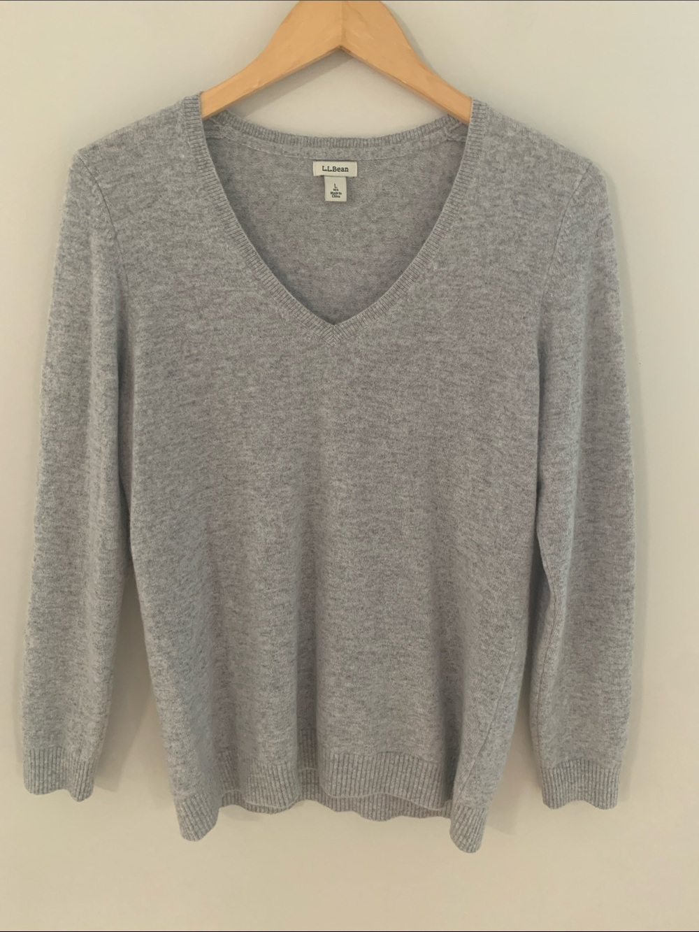 L.L. Bean Women’s 100% Cashmere V-Neck Sweater Light Grey Large Classic Preppy